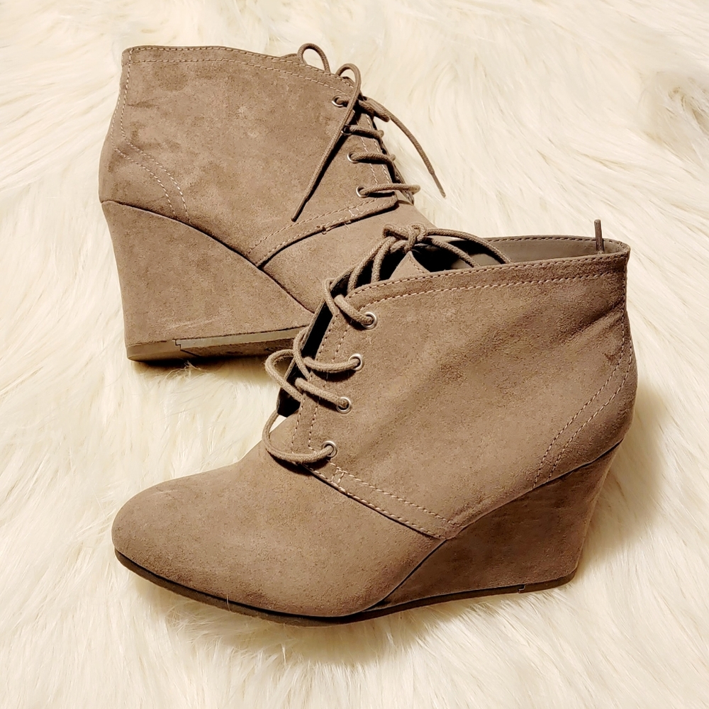 ARIZONA Suede Tan Wedge